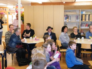De leden van de gemeenteraad en het college van B&W waren uitgenodigd, een aantal daarvan was er ook echt bij (foto Koos Meijer)